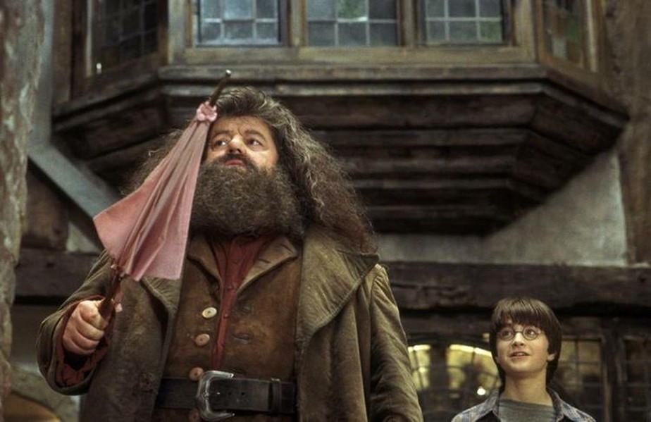 Robbie Coltrane como Hagrid e Daniel Radcliffe como Harry Potter.
