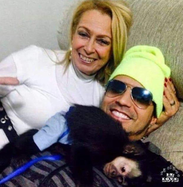Regina Dirce Lorback com o filho, Latino, e o macaco de estimação dele (Foto: Reprodução/Instagram)