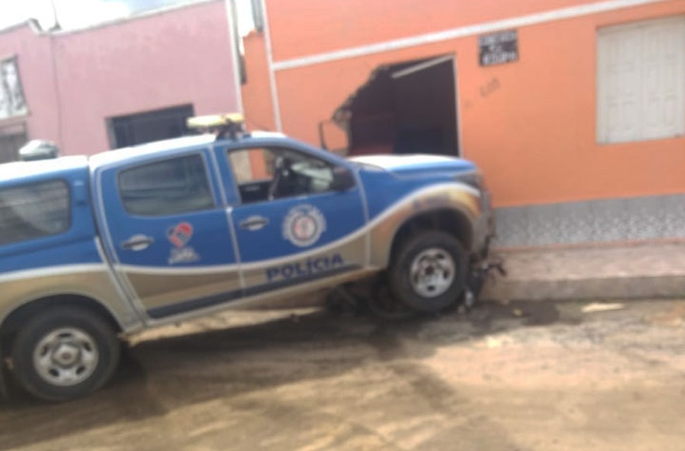 Parte da fachada da casa da idosa também ficou danificada após atropelamento seguido de batida em Iaçu — Foto: Site Bahia 10