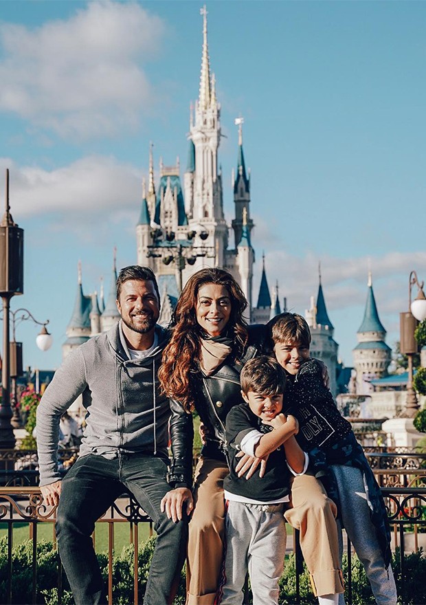 Juliana Paes com a família (Foto: Instagram)