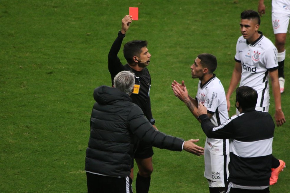 Tiago Nunes é expulso no fim do jogo e não poderá ficar no banco do Corinthians contra o Coritiba