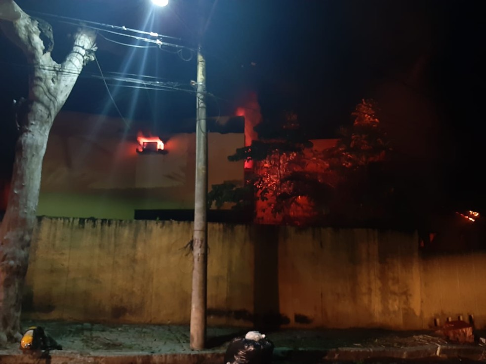 Incêndio atingiu imóvel no Horto Florestal, em Salvador  — Foto: Raphael Marques/TV Bahia 