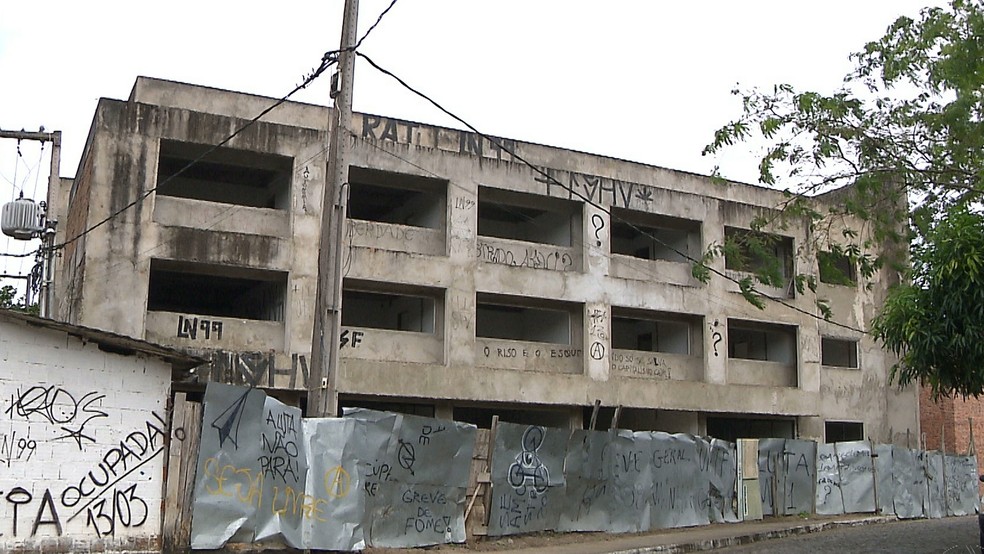 Prédio no campus de Rio Tinto deveria ter sido concluído em 2013 (Foto: Reprodução/TV Cabo Branco)