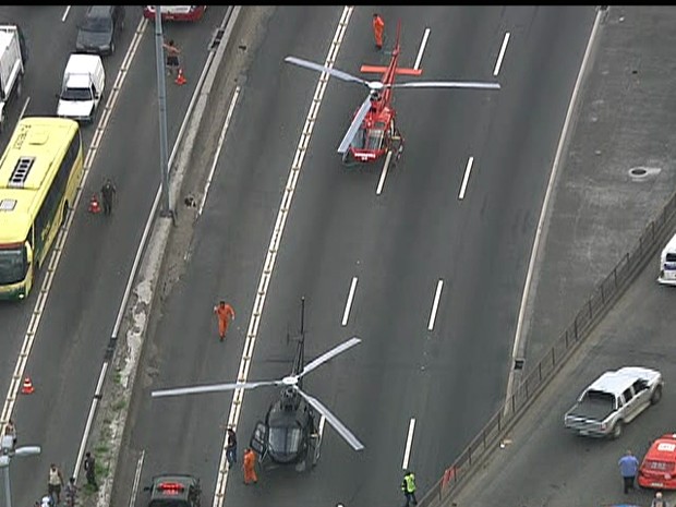 Helicópteros pousaram no viaduto para socorrer as vítimas da queda do ônibus (Foto: Reprodução / TV Globo)