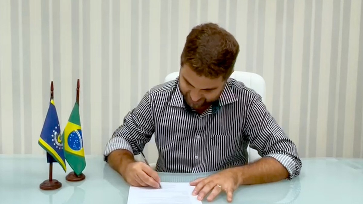 Wladimir Garotinho assina protocolo de intenção para compra de 100 mil doses da vacina contra a Covid-19 em Campos