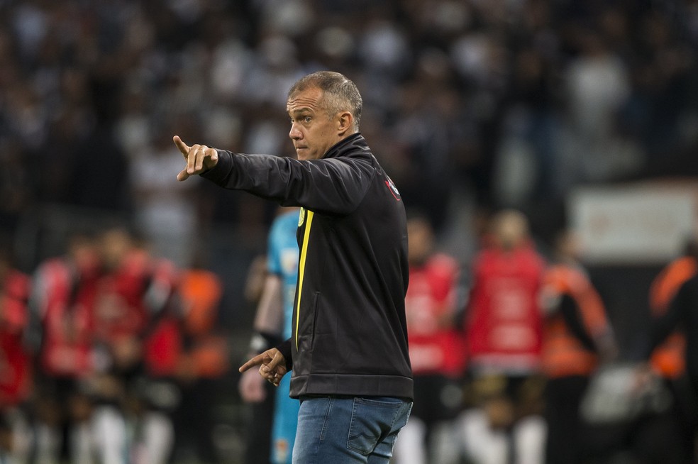 Após derrota para o Corinthians, Atlético-GO demite Eduardo Baptista