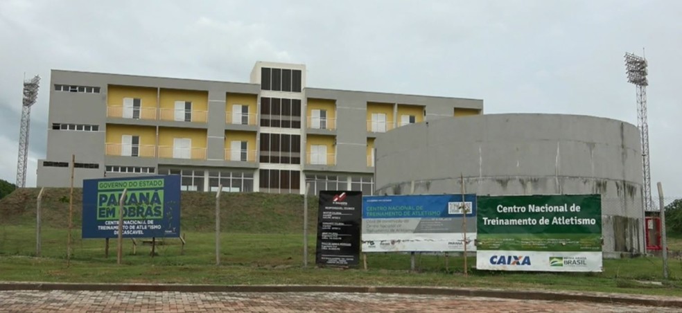 Centro Nacional de Atletismo era para ser entregue em março de 2016, em Cascavel — Foto: RPC/Reprodução