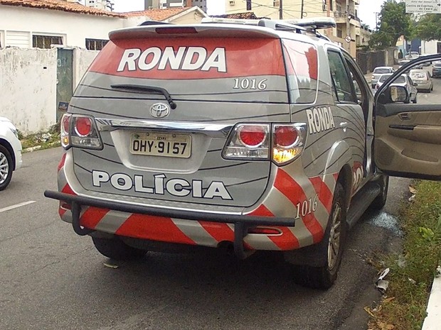 carro ronda atende asalto copasat em Fortaleza (Foto: TV Verdes Mares/Reprodução)