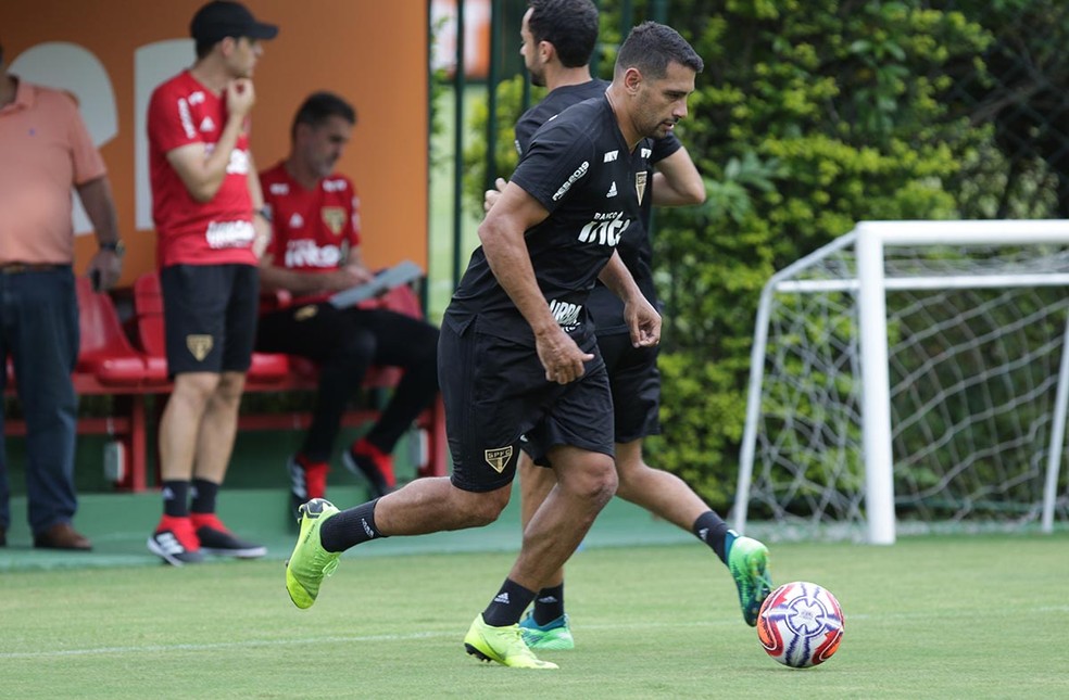 Diego Souza em treino do São Paulo — Foto: Rubens Chiri / saopaulofc.net