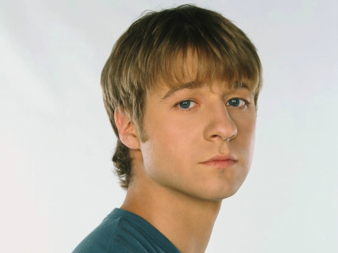 Ben McKenzie tinha 25 anos quando fez, na primeira temporada de 'The O.C.: Um Estranho no Paraíso' (2003–2007), um personagem de 16 anos: Ryan Atwood. (Foto: Divulgação)