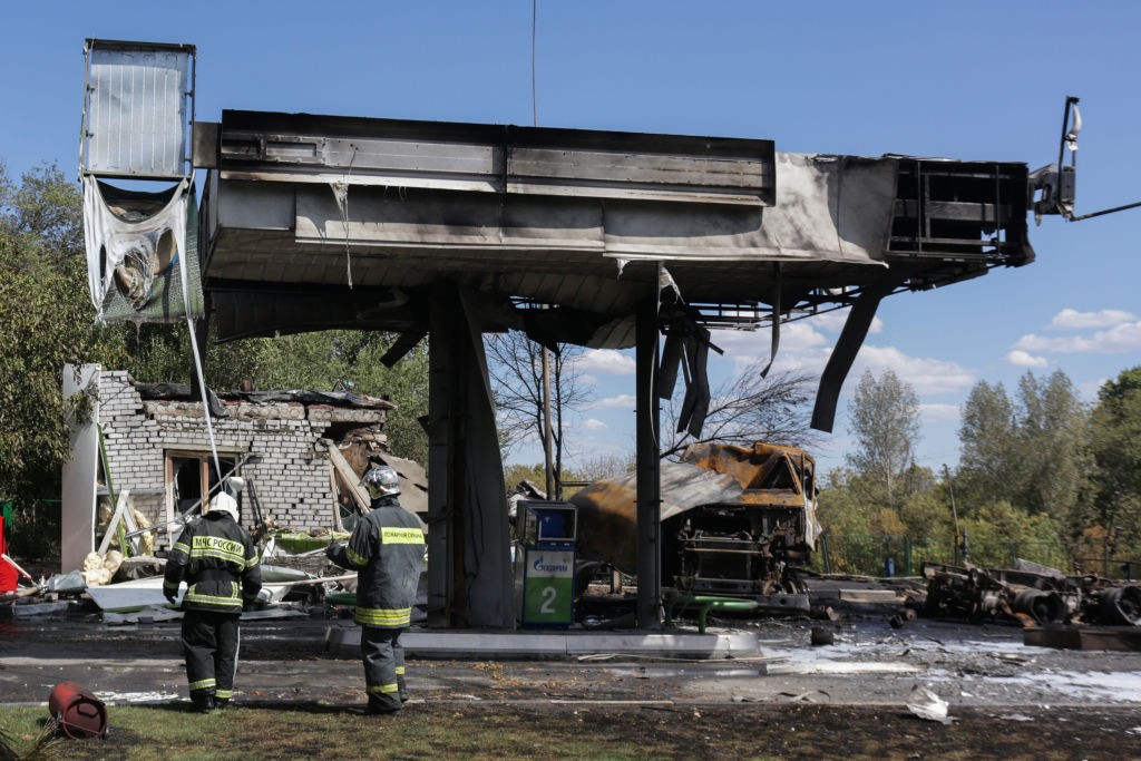 VOLGOGRAD, RUSSIA - AUGUST 10, 2020: Russian Emergencies Ministry employees work at the scene of a fire at a filling station in Traktorozavodsky District, where a gas tank explosion occured. Dmitry Rogulin/TASS (Photo by Dmitry Rogulin\TASS via Getty Imag (Foto: Dmitry Rogulin/TASS) VOLGOGRAD, RUSSIA - AUGUST 10, 2020: Russian Emergencies Ministry employees work at the scene of a fire at a filling station in Traktorozavodsky District, where a gas tank explosion occured. Dmitry Rogulin/TASS (Photo by Dmitry Rogulin\TASS via Getty Imag (Foto: Dmitry Rogulin/TASS)
