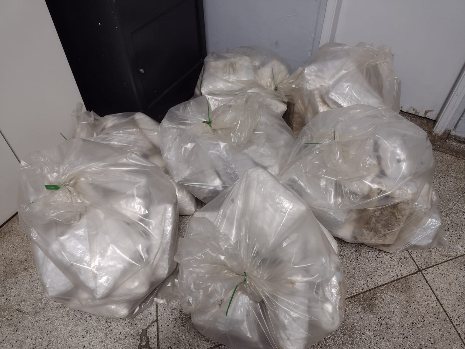 Fiscalização apreende quase 100 pacotes de skank e cocaína escondidos em fundo falso de caminhão, em Presidente Prudente