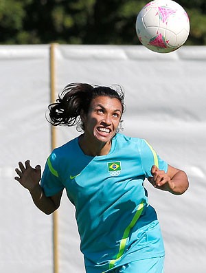 Marta no treino da seleção Londres (Foto: AP)