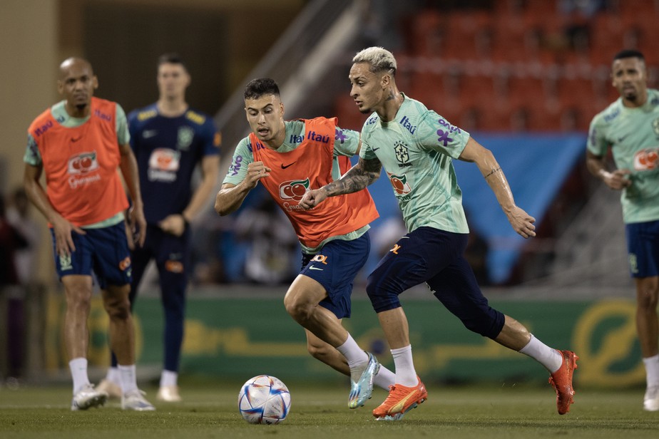 Antony em treino da seleção brasileira no Catar: jogador deve ser titular contra Camarões