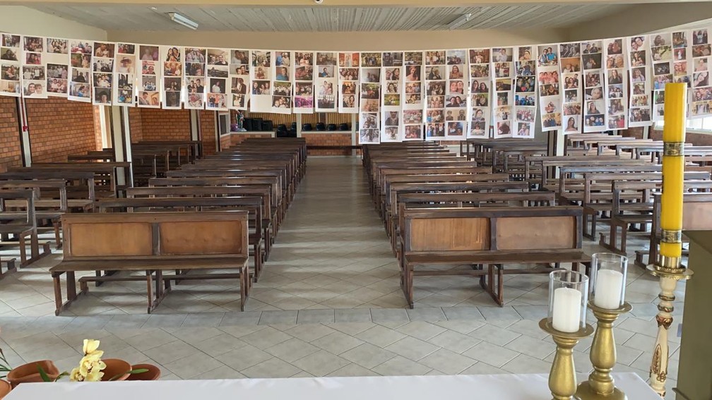Imagens enviadas pelos filhos estão ao redor do altar em homenagem ao Dia das Mães  — Foto: Paróquia Santa Teresinha de Tubarão/ Divulgação