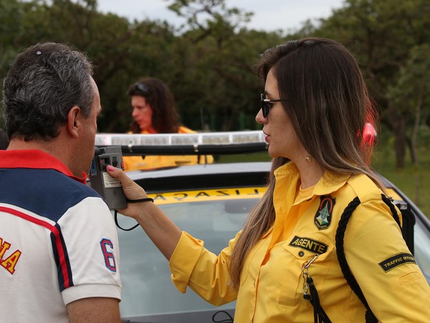 Motorista assopra bafômetro em blitz do Detran no DF (Foto: Tony Winston/Agência Brasília)