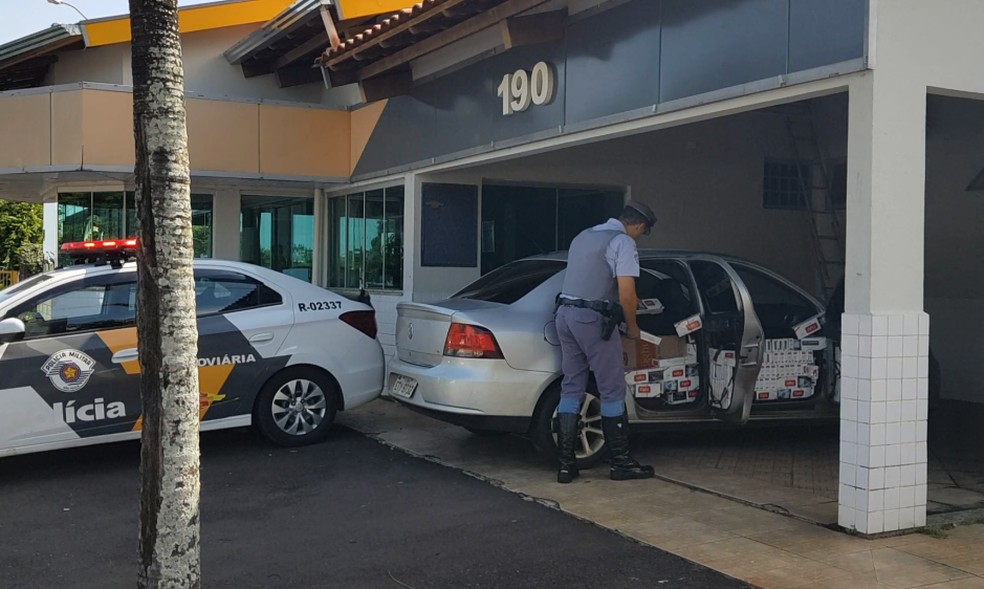 Segundo a polícia, motorista foi abordado por trafegar em alta velocidade em rodovia de Marília — Foto: Alcyr Netto/TV TEM