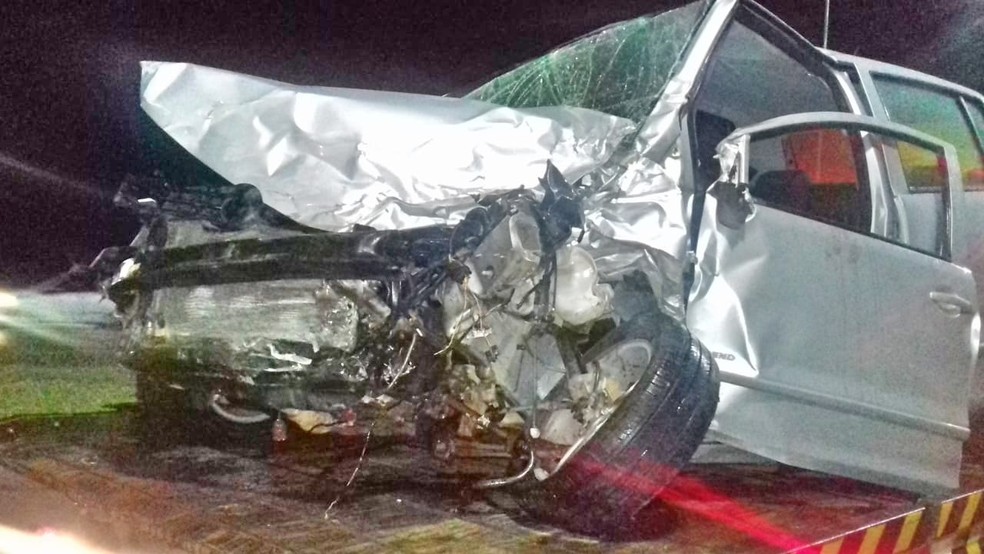 ColisÃ£o entre carro e van deixou oito feridos na BR-232, em TacaimbÃ³ â Foto: PRF/DivulgaÃ§Ã£o