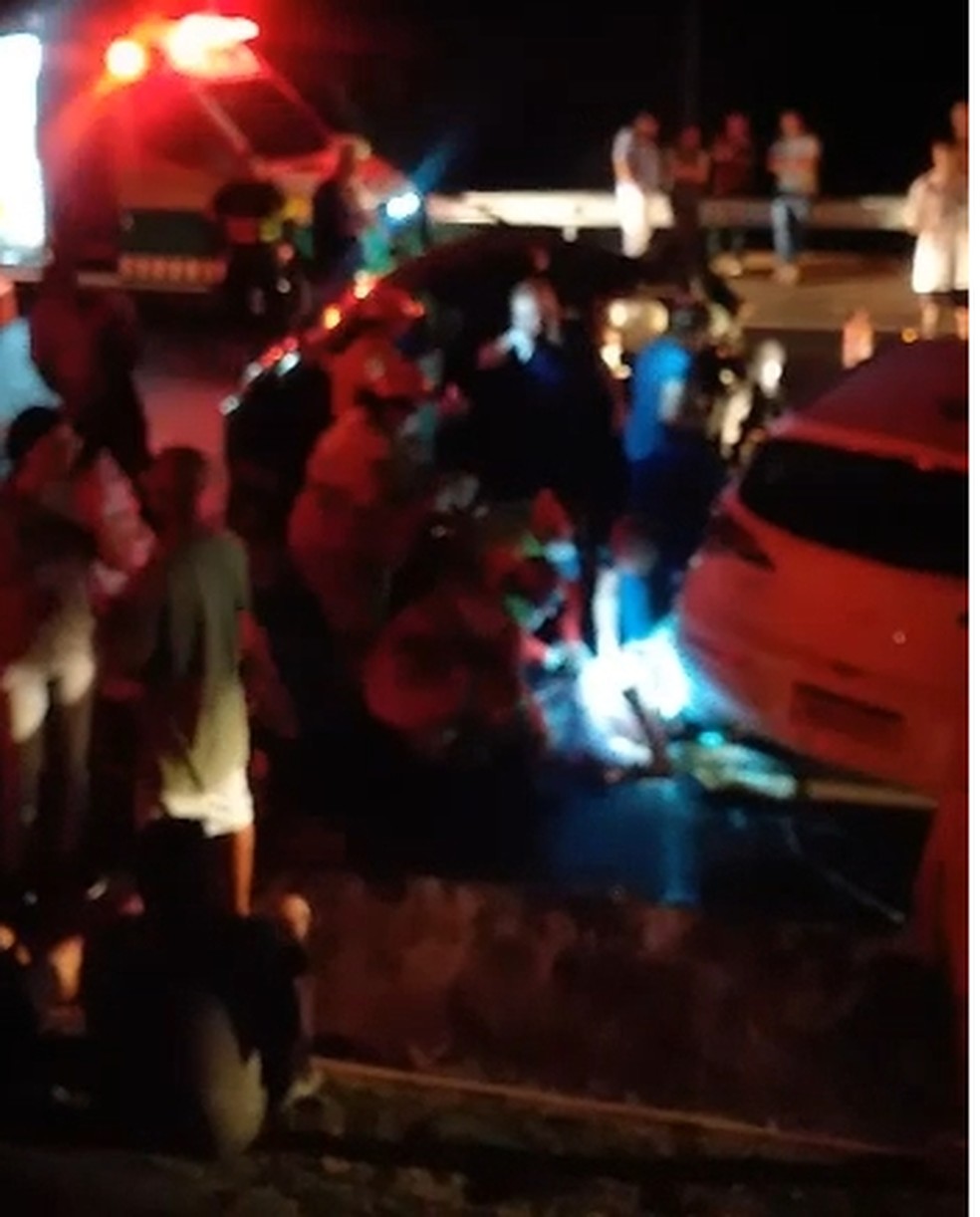 Acidente em Guarapari, ES, deixou quatro feridos  — Foto: Reprodução/TV Gazeta