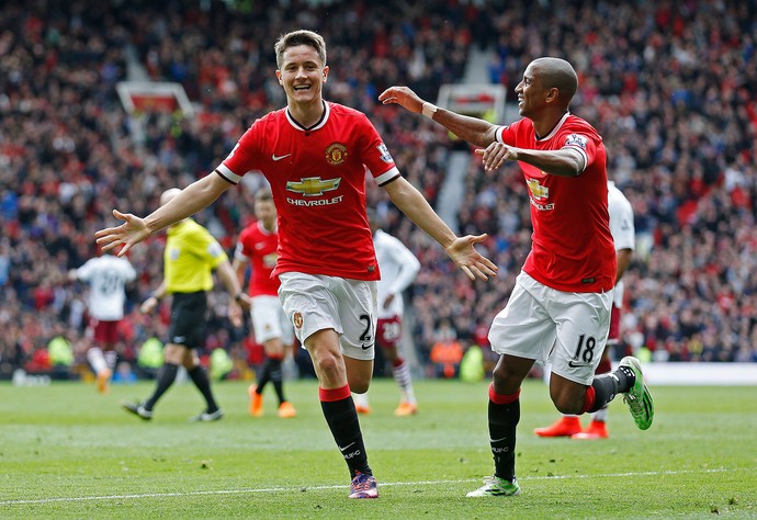 Ander Herrera e Young, Manchester United x Aston Villa (Foto: Reuters)