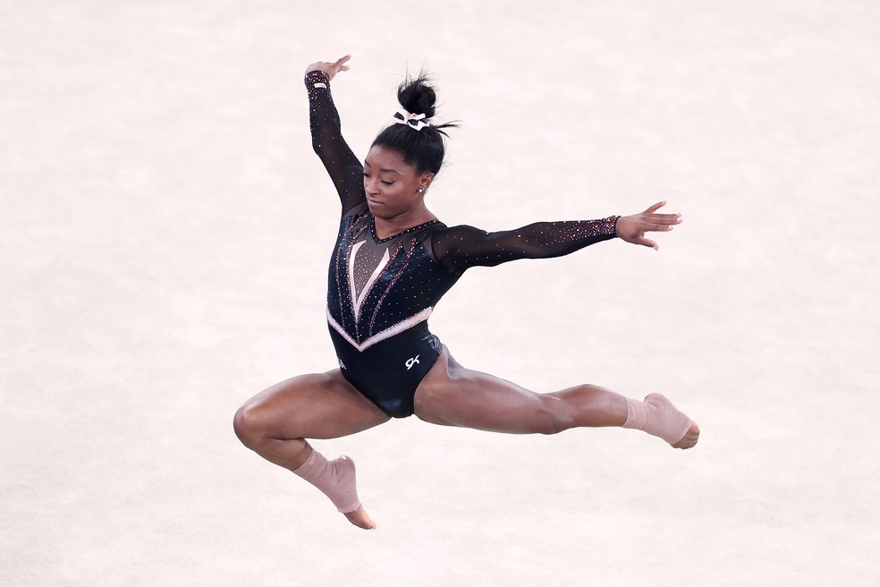 Simone Biles em exibição no solo durante o treino de pódio — Foto: Getty Images