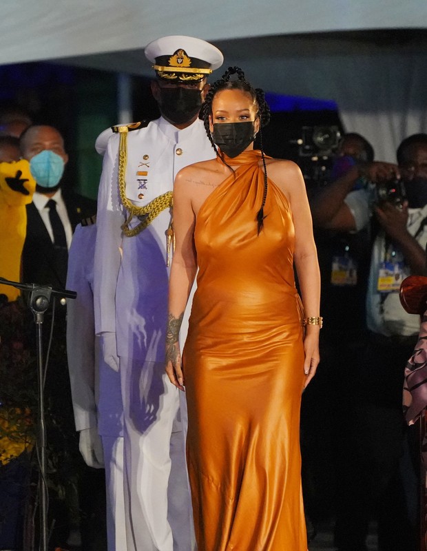 BRIDGETOWN, BARBADOS - NOVEMBER 30: Rihanna attends the Presidential Inauguration Ceremony at Heroes Square on November 30, 2021 in Bridgetown, Barbados. The Prince of Wales arrived in the country ahead of its transition to a republic within the Commonwea (Foto: Getty Images)