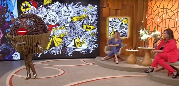 Renata Ceribelli reencontra fantasia de Brigadeiro (Foto: Reprodução/TV Globo)