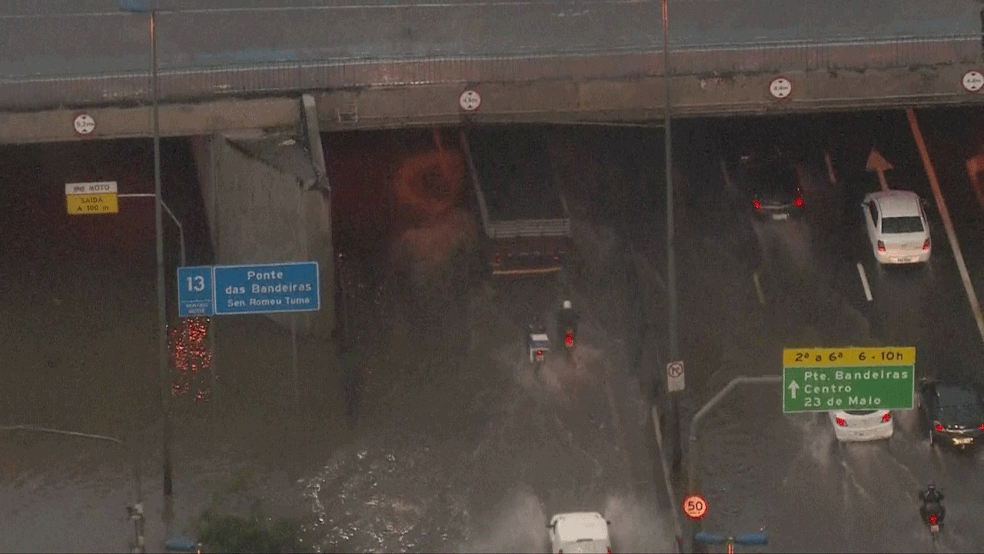 Veículos tentam passar por alagamento sob ponte na região da Marginal Tietê em São Paulo — Foto: Reprodução/TV Globo