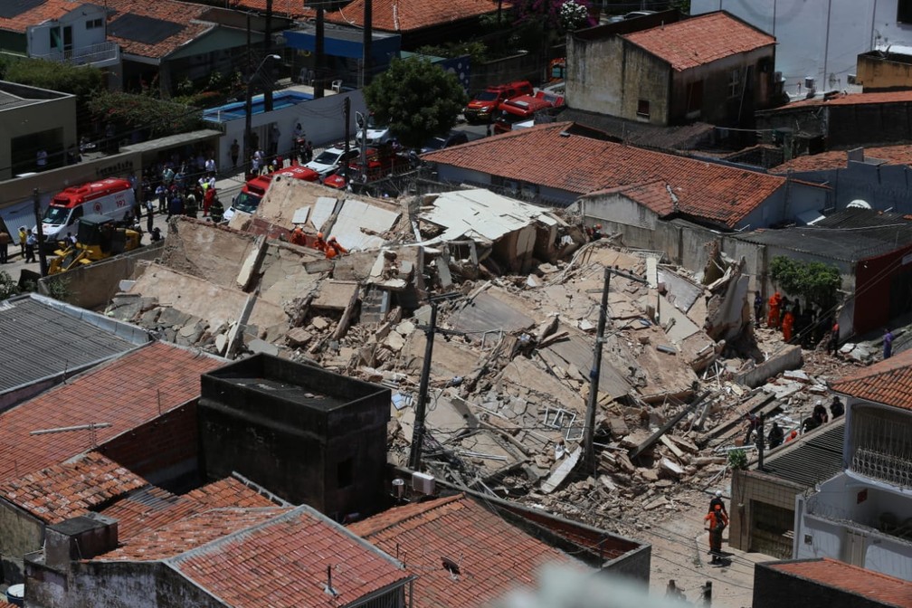 Destroços do prédio desabado em Fortaleza são vistos de um edifício na vizinhança — Foto: Natinho Rodrigues/G1