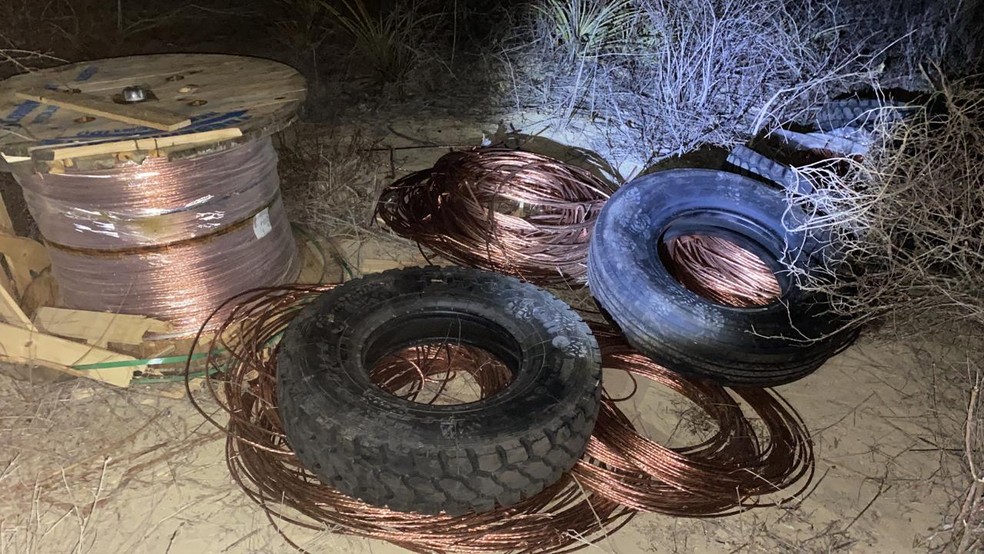 Fios de cobre, pneus e equipamentos de comunica&ccedil;&atilde;o foram recuperados pela pol&iacute;cia ap&oacute;s roubo em parque e&oacute;lico no RN &mdash; Foto: Sesed/Divulga&ccedil;&atilde;o