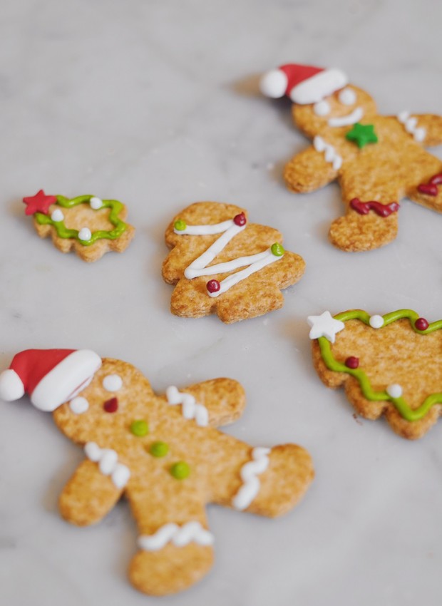 Receita de gingerbread (biscoito de gengibre) pode ser cortada no formato de boneco de neve, casinhas e árvore de Natal (Foto: Barro.mkt / Divulgação)