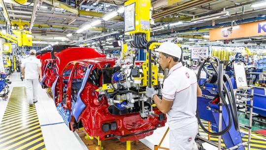 Avanço da crise faz Fiat suspender segundo turno da fábrica em MG