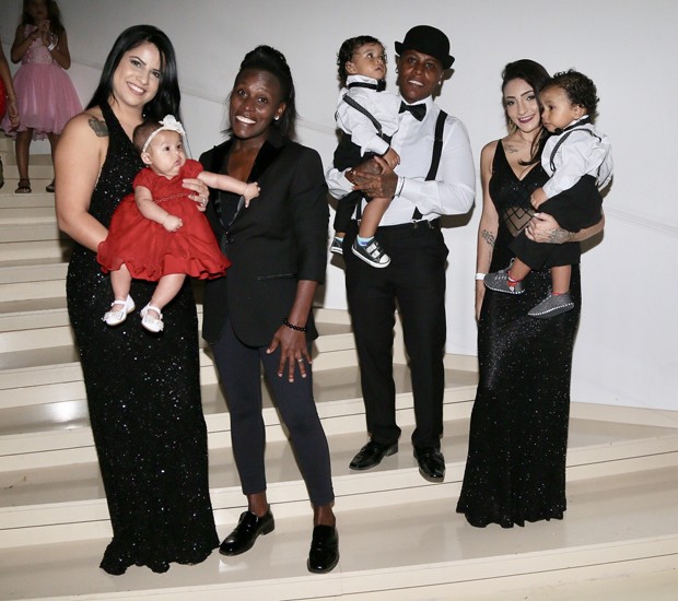 Neném e Pepê com suas respectivas mulheres e os filhos (Foto: Manuela Scarpa/Brazil News​)