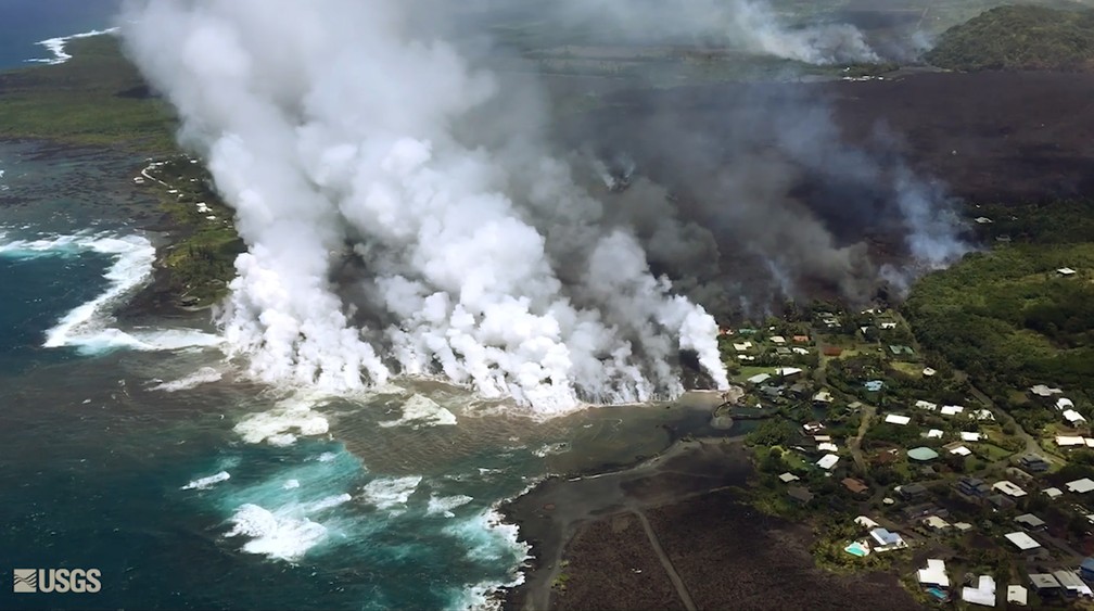 Imagem da última segunda-feira (4) mostra do lava do vulcão na Baía Kapoho (Foto: U.S. Geological Survey via AP)