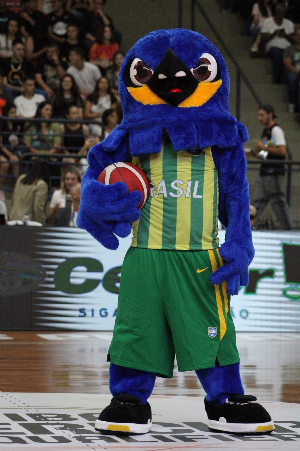 CBB lança a mascote "Cestinha", durante a partida entre a seleção masculina de basquete e o Uruguai, pelas Eliminatórias da Copa América, em Curitiba — Foto: CBB/Divulgação