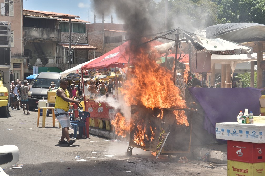 Carrinho de ambulante pega fogo na Mudança do Garcia, em Salvador — Foto: Max Haack/Ag. Haack