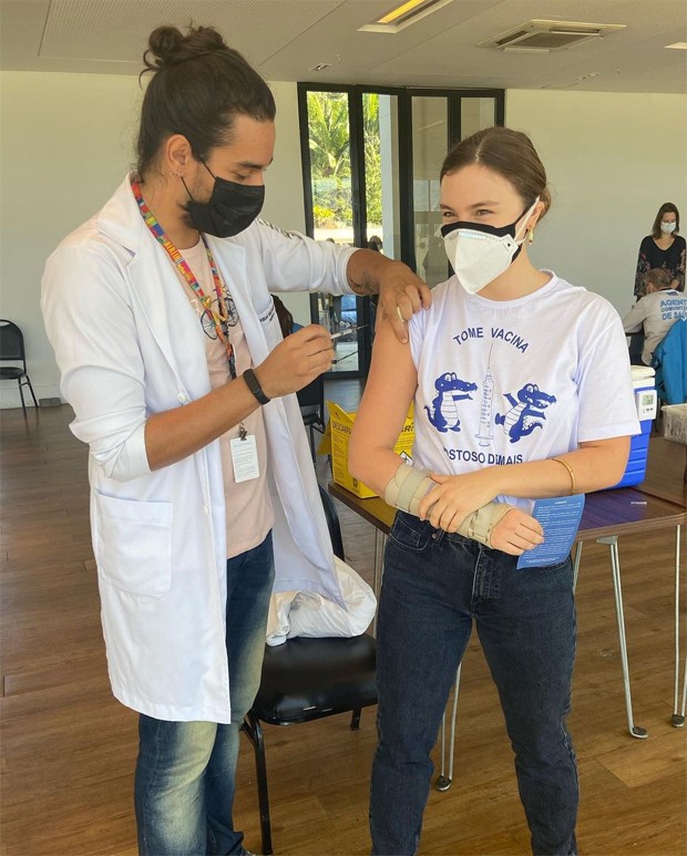 Alice Wegmann recebe vacina contra a Covid-19 (Foto: Reprodução / Instagram)