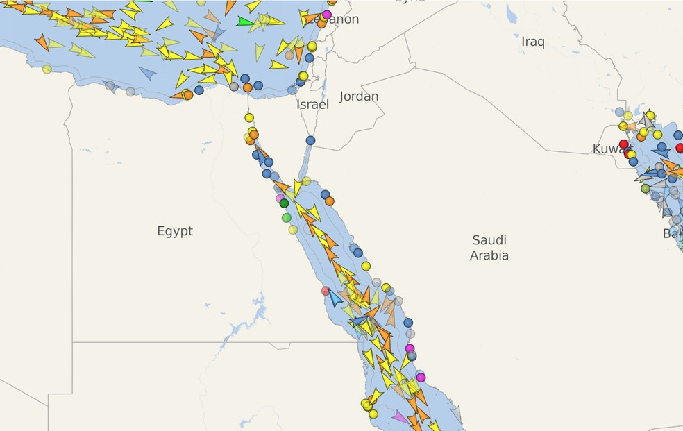 Imagem do site Vesselfinder mostra trânsito no Canal de Suez na quarta-feira (24) — Foto: Reprodução/Vesselfinder.com