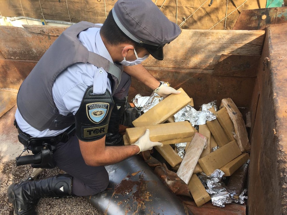 Homem &eacute; detido ap&oacute;s ser flagrado transportando maconha &mdash; Foto: Pol&iacute;cia Militar Rodovi&aacute;ria/Divulga&ccedil;&atilde;o
