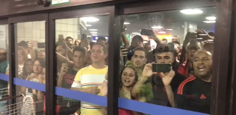 Torcida do Flamengo recebe time no desembarque em Salvador — Foto: Cahe Mota