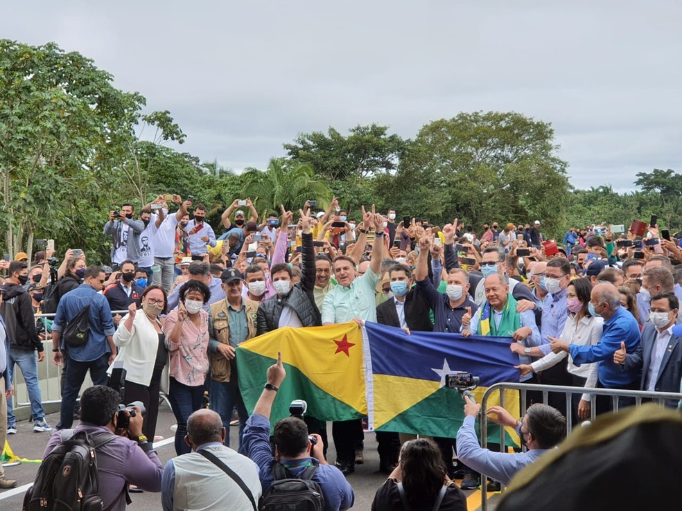 Sem máscara, presidente Jair Bolsonaro inaugura ponte que facilita o acesso entre RO e AC — Foto: Jônatas Boni/G1