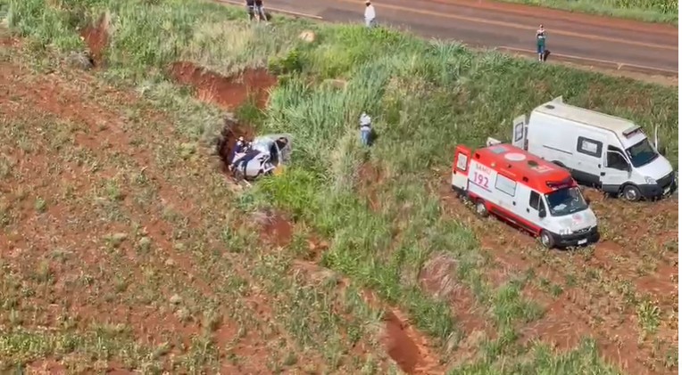 Duas pessoas morrem e outra fica gravemente ferida após veículo cair em ribanceira, diz Samu