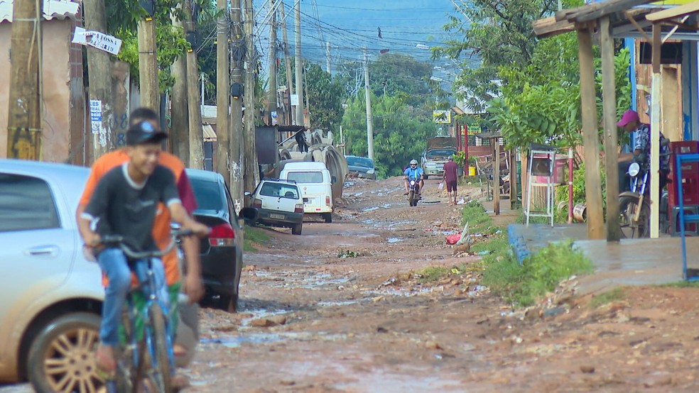 Moradores do Sol Nascente, no DF, sofrem com falta de asfalto — Foto: TV Globo/Reprodução