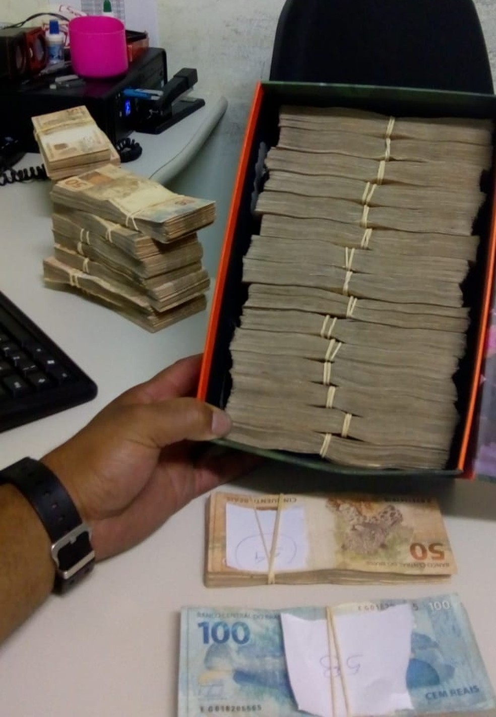 Grande quantia de dinheiro foi apreendida pela polícia — Foto: Polícia Militar/Cedida