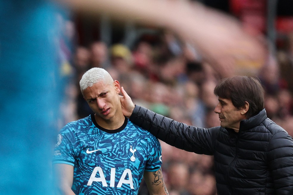 Richarlison sofre lesão durante o jogo entre Tottenham e Southampton — Foto: Getty Images