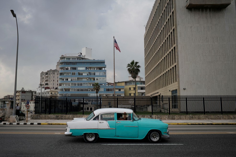 Carro passa pela sede da Embaixada dos Estados Unidos em Havana, em foto de maio de 2020. — Foto: Reuters 