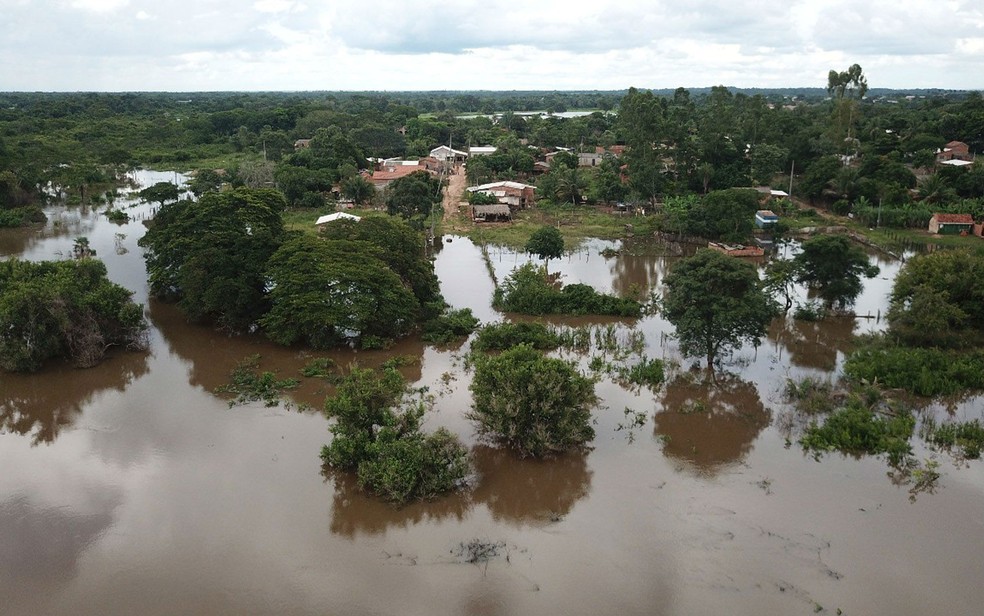 Além das casas de ribeirinhos, cheia do rio Miranda, em Miranda, atingiu pessoas que moram a mais de um quilômetro de distância do curso d'água (Foto: Osni Miranda/TV Morena)