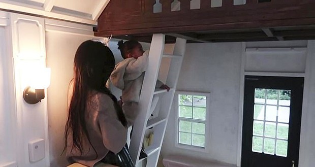 Kylie Jenner ajuda Stormi a subir segundo andar de casinha de bonecas (Foto: Reprodução YouTube)