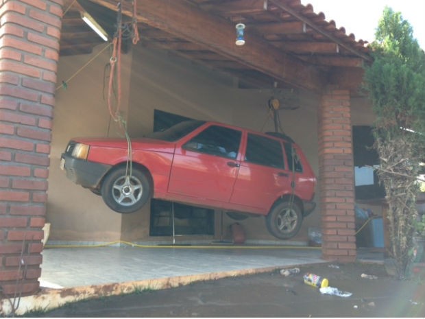 Morador de Jataizinho, no Paraná, pendurou o carro por causa da alta do Rio Tibagi (Foto: Alberto D'Angele/RPC TV)
