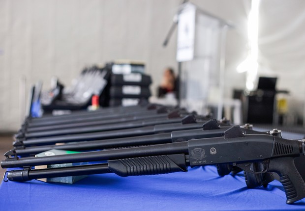 As 7.992 novas pistolas e espingardas que irão reforçar o armamento da Polícia Civil receberam investimento de R$ 14,1 milhões DownloadDaniel Guimarães As armas serão distribuídas a unidades da Polícia Civil de todo o Estado  (Foto: Daniel Guimarães/SSSP)